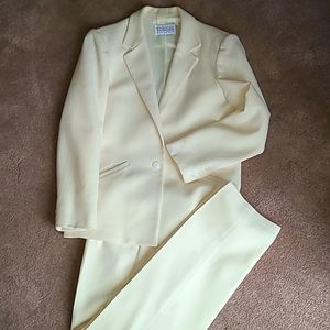 100% wool,5/6 buttercup colored, fully lined 2 PC suit by division Bobby Brooks
